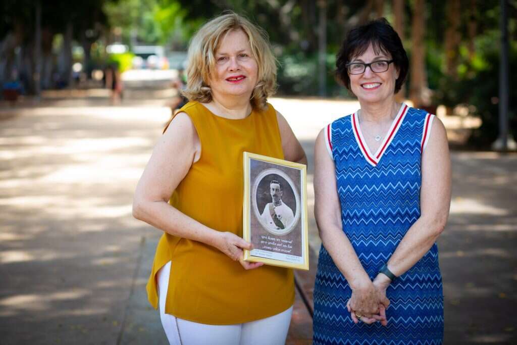 "אילו ראה כמה ישראל התפתחה, היה נדהם". רותי ויהודית סמואל. | אריק סולטן "אילו ראה כמה ישראל התפתחה, היה נדהם". רותי ויהודית סמואל. | אריק סולטן