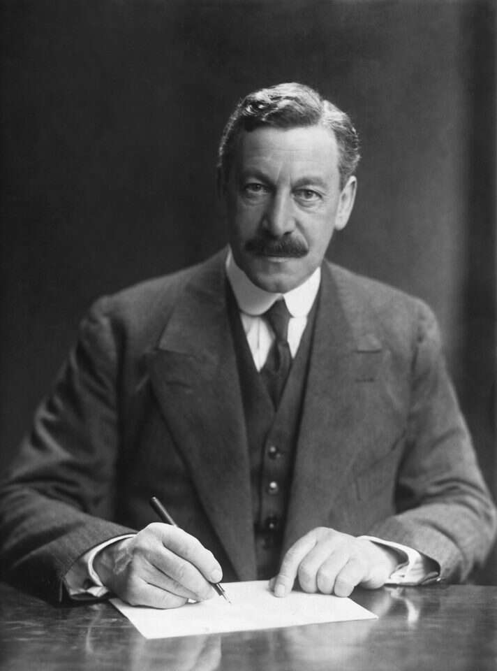 נחוש להוכיח שלפני שהוא יהודי, הוא שליח הממשל הבריטי. סמואל. | גטי אימג'ס נחוש להוכיח שלפני שהוא יהודי, הוא שליח הממשל הבריטי. סמואל. | גטי אימג'ס