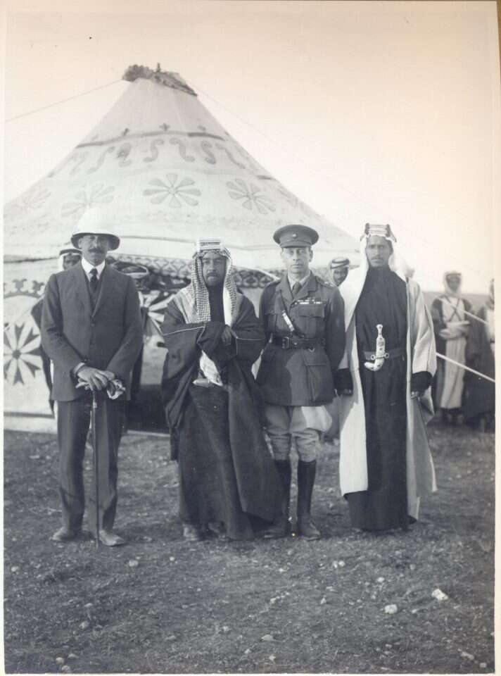 הנציב העליון בכלל התנגד להעברת עבר הירדן משטחי ישראל. המלך עבדאללה עם סמואל (משמאל),1921. | ארכיון המדינה הנציב העליון בכלל התנגד להעברת עבר הירדן משטחי ישראל. המלך עבדאללה עם סמואל (משמאל),1921. | ארכיון המדינה