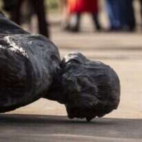 מפגינים מפילים את פסלו של כריסטופר קולומבוס במינוסטה, ארה"ב. | AFP