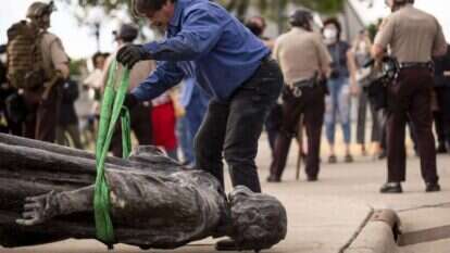 מפגינים מפילים את פסלו של כריסטופר קולומבוס במינוסטה, ארה"ב. | AFP