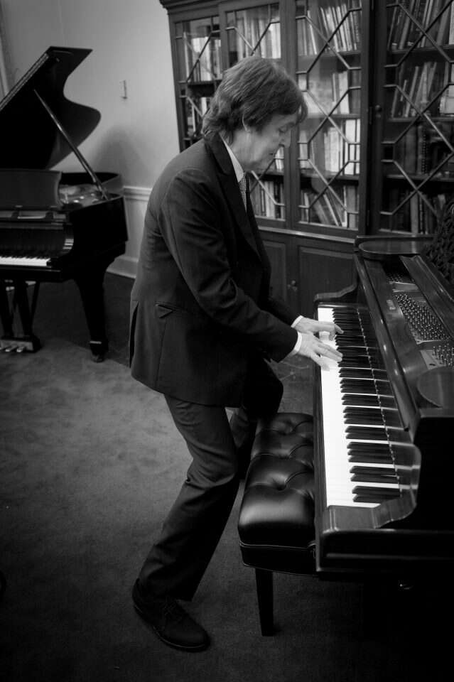 "כשגילה שהפסנתר המיתולוגי לא תקין, דאג לשיפוץ". פול מקרטני באירוע השקה בניו־יורק. | שחר עזרן