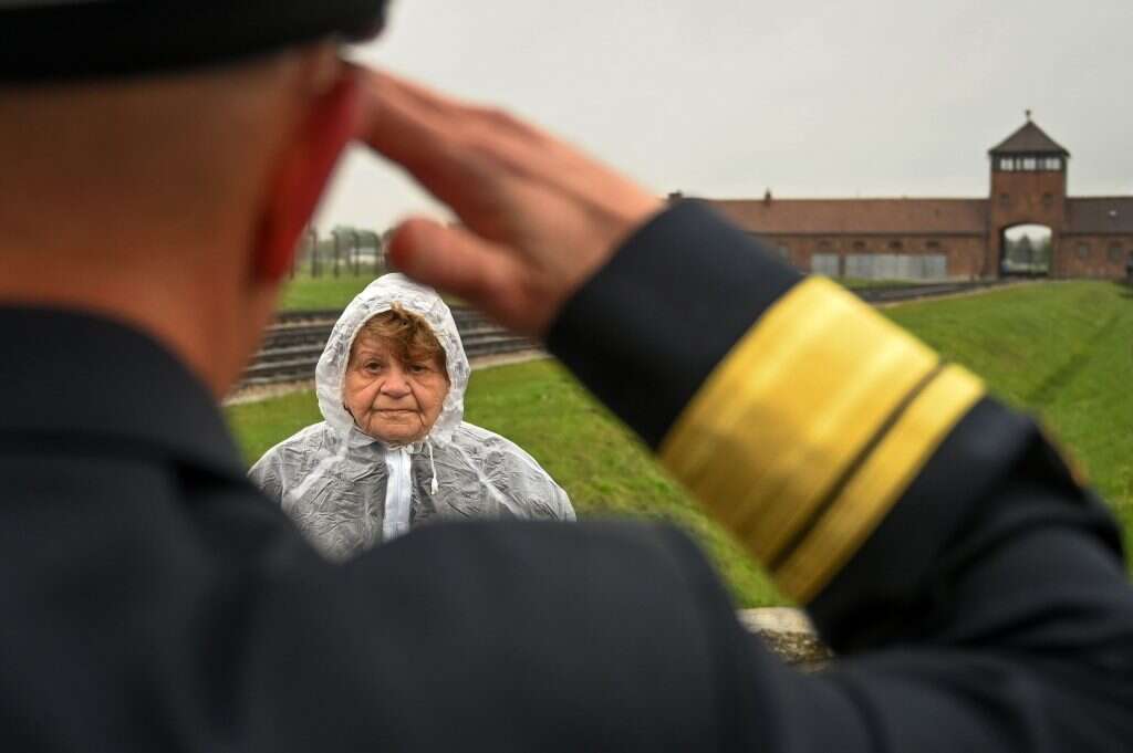 "הרבה רגש צף". מפקד צוללות של חיל הים מצדיע לניצולת שואה באושוויץ. | שחר עזרן