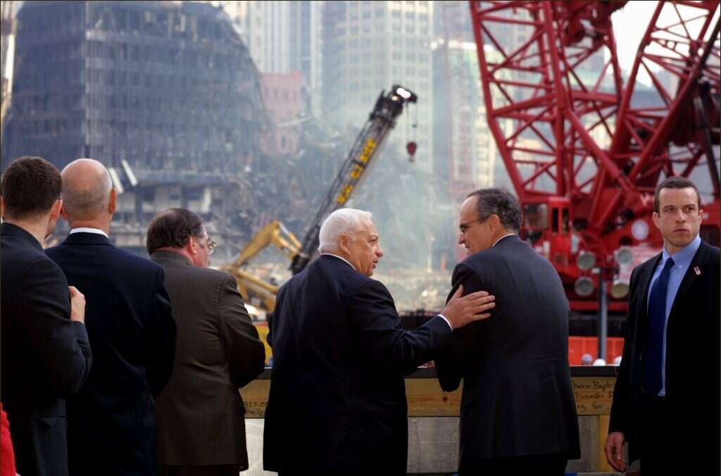 "ההרגשה הייתה שזה סוף העולם". אריאל שרון מסייר בזירת הפיגוע במגדלי התאומים עם ראש עיריית ניו־יורק דאז, רודי ג'וליאני. | שחר עזרן