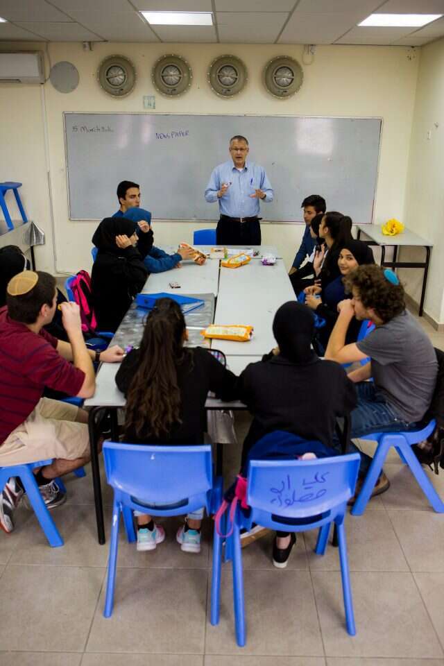 דווקא מהמקום הדתי אפשר ליצור חיבורים כאלה. סטביסקי ותלמידי הימלפרב באורט לוד. | אריק סולטן
