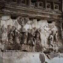 מנורת המקדש בתבליט המפורסם בשער טיטוס ברומא. | יוסי זמיר, פלאש 90