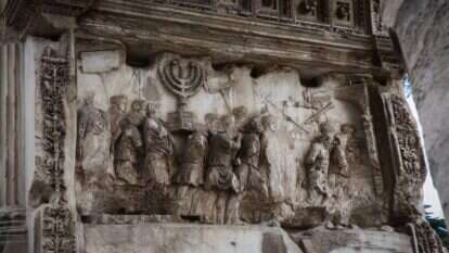 מנורת המקדש בתבליט המפורסם בשער טיטוס ברומא. | יוסי זמיר, פלאש 90