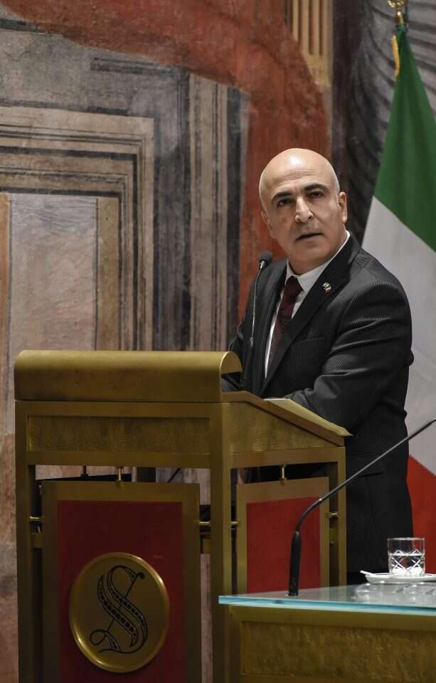 השגריר לשעבר, אידר, בנאום בסנאט ברומא. | Imagoeconomica השגריר לשעבר, אידר, בנאום בסנאט ברומא. | Imagoeconomica