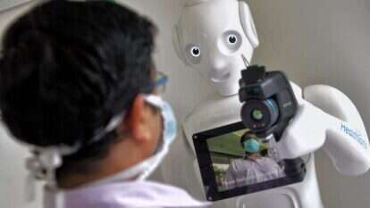 מודד חום רובוטי. | AFP מודד חום רובוטי. | AFP