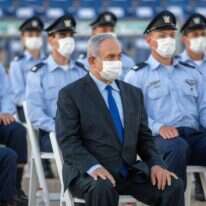 ראש הממשלה נתניהו עוטה מסכה בטקס של חיל האוויר. | AFP ראש הממשלה נתניהו עוטה מסכה בטקס של חיל האוויר. | AFP