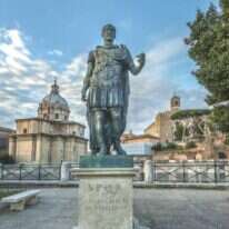 אחרון מנהיגי הרפובליקה. פסל יוליוס קיסר סמוך לפורום ברומא. | שאטרסטוק