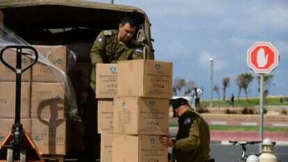 חיילים מסייעים לאוכלוסייה האזרחית עם פרוץ מגפת הקורונה. | תומר נויברג/פלאש90