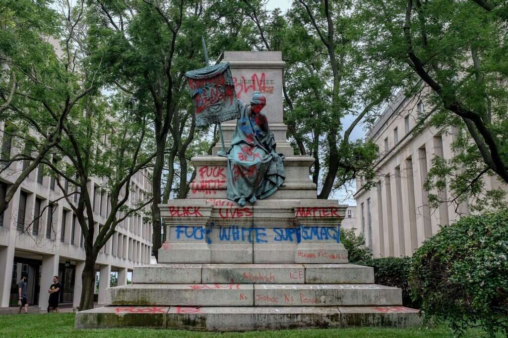 פסל שהושחת בוושינגטון. | EPA פסל שהושחת בוושינגטון. | EPA