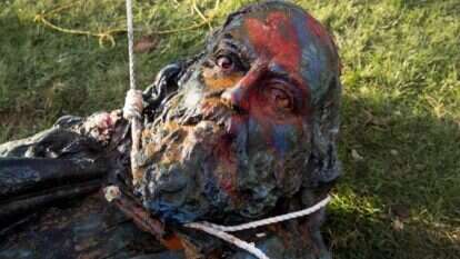 פסל שהושחת בוושינגטון. | EPA פסל שהושחת בוושינגטון. | EPA