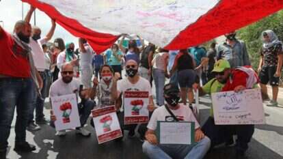 מפגינים מול ארמון הנשיאות בבעבדא. | AFP