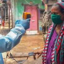 צוות בדיקות קורונה במומבאי שבהודו. | AFP