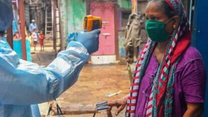 צוות בדיקות קורונה במומבאי שבהודו. | AFP