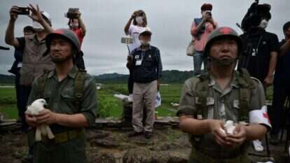 שיגור יונים בטקס עם ותיקי הקרבות סמוך לאזור המפורז. | AFP