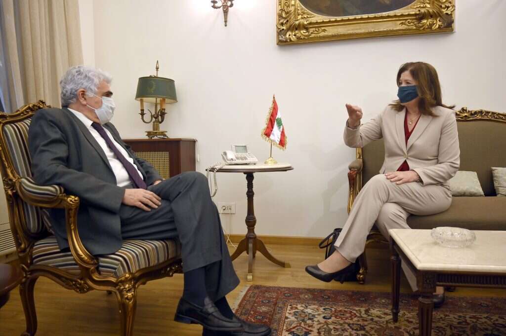 שר החוץ הלבנוני נפגש עם שגרירת ארה"ב בלבנון, דורותי שי. | EPA