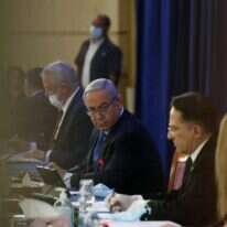נתניהו וגנץ בישיבת הממשלה. | EPA נתניהו וגנץ בישיבת הממשלה. | EPA