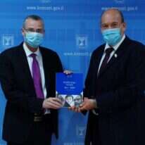 מבקר המדינה מתניהו אנגלמן מציג את דו"ח נציב תלונות הציבור ליו"ר הכנסת יריב לוין. | עדינה ולמן, דוברות הכנסת