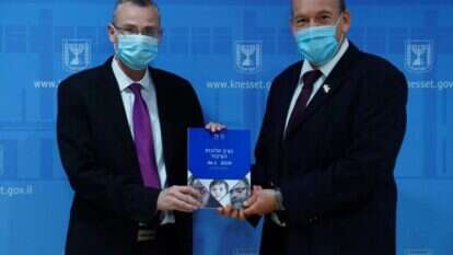 מבקר המדינה מתניהו אנגלמן מציג את דו"ח נציב תלונות הציבור ליו"ר הכנסת יריב לוין. | עדינה ולמן, דוברות הכנסת