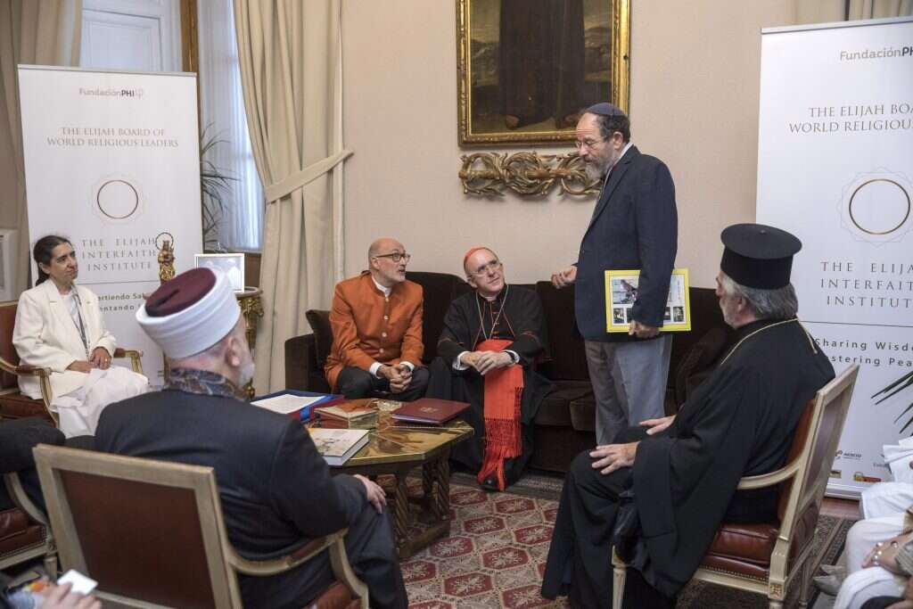 גושן־גוטשטיין עם מנהיגים דתיים ובהם ראש הכנסיה האורתודוקסית באנגליה, המופתי הראשי לשעבר של בוסניה והקרדינל הראשי של ספרד. | Elijah Interfaith Institute גושן־גוטשטיין עם מנהיגים דתיים ובהם ראש הכנסיה האורתודוקסית באנגליה, המופתי הראשי לשעבר של בוסניה והקרדינל הראשי של ספרד. | Elijah Interfaith Institute