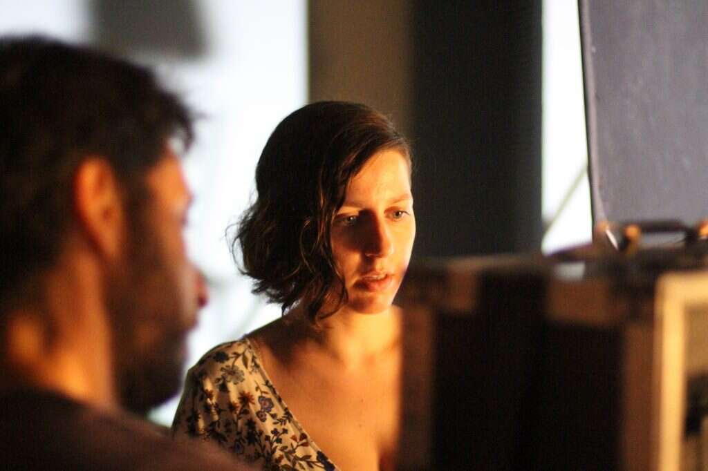 האנגלית לטובת האמינות. שלומית גינתון בעבודה על הסדרה. | יבגני גיטלין