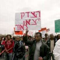 התורה מתייחסת קודם כול לאדם, שנברא בצלם אלוהים - מה שמעניק לו זכות לקניין, לחירות ולשוויון. מחאה לשוויון אזרחי, ירושלים 2006. | מרים צחי