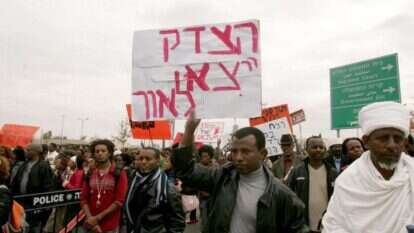 התורה מתייחסת קודם כול לאדם, שנברא בצלם אלוהים - מה שמעניק לו זכות לקניין, לחירות ולשוויון. מחאה לשוויון אזרחי, ירושלים 2006. | מרים צחי