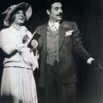 מייקל אוהיו בתפקיד מרי סנשיין וג'רי אורבך כבילי פליין, ברודווי 1976