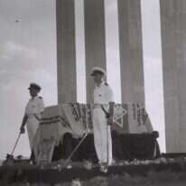 ארונו של הרצל מוצב בכיכר הכנסת בחוף תל אביב, 1949. | דוד אלדן, לע"מ