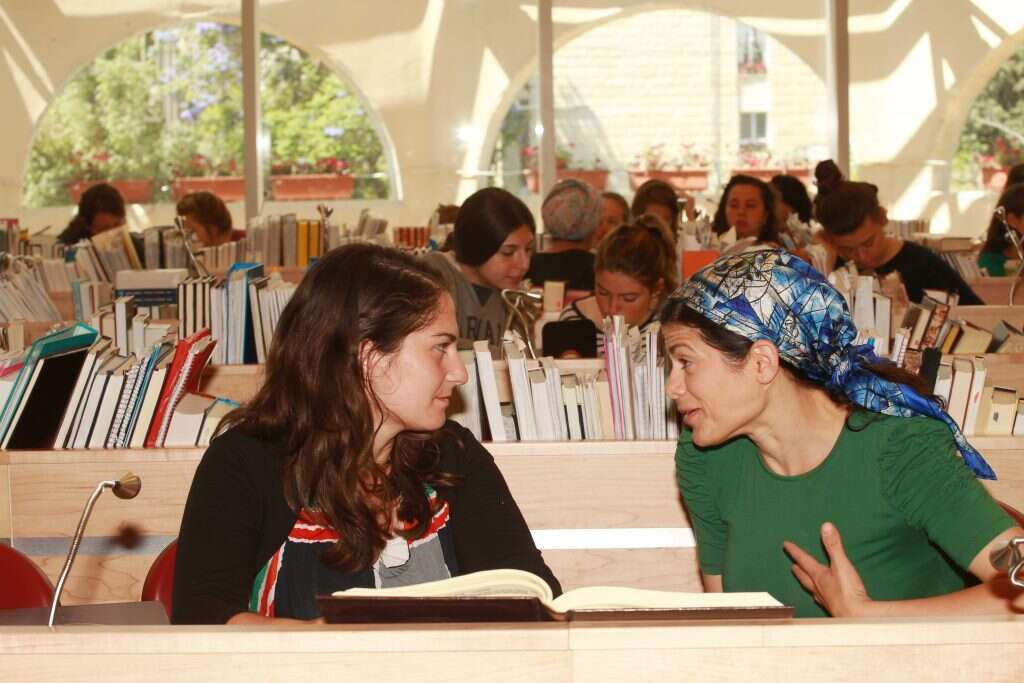 נשים לומדות תורה (למצולמות אין קשר לנאמר בכתבה). | מרים צחי