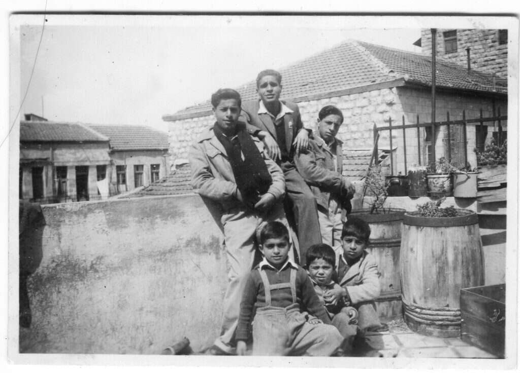 על הגג ברחוב האגס, 1949. עומדים מימין לשמאל: יצחק, יעקב, יוסי יושבים: חיים, אבנר (בן הדוד) גברי. | ארכיון התמונות של יד יצחק בן צבי