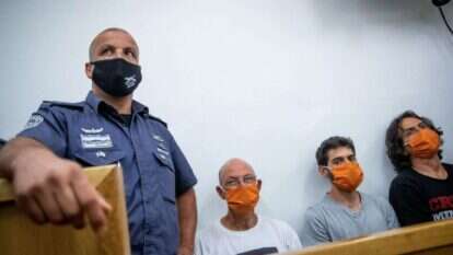 אמיר השכל (שני משמאל) בבית המשפט בירושלים, בשבוע שעבר. | יונתן זינדל, פלאש 90