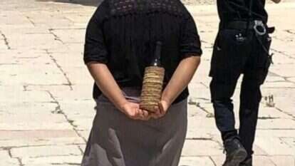 דויטש ובקבוק הזכוכית. | דוברות המשטרה דויטש ובקבוק הזכוכית. | דוברות המשטרה