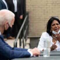 ביידן משוחח עם מצביעה פוטנציאלית. | AFP