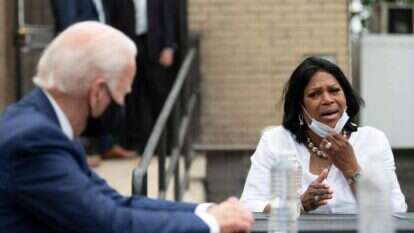 ביידן משוחח עם מצביעה פוטנציאלית. | AFP