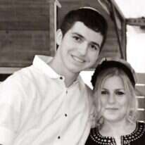 בועז אזולאי ז"ל שטבע למוות בבור מים סמוך לקדומים, ואימו נעמי. | ניצי אילן באדיבות המשפחה