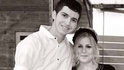 בועז אזולאי ז"ל שטבע למוות בבור מים סמוך לקדומים, ואימו נעמי. | ניצי אילן באדיבות המשפחה