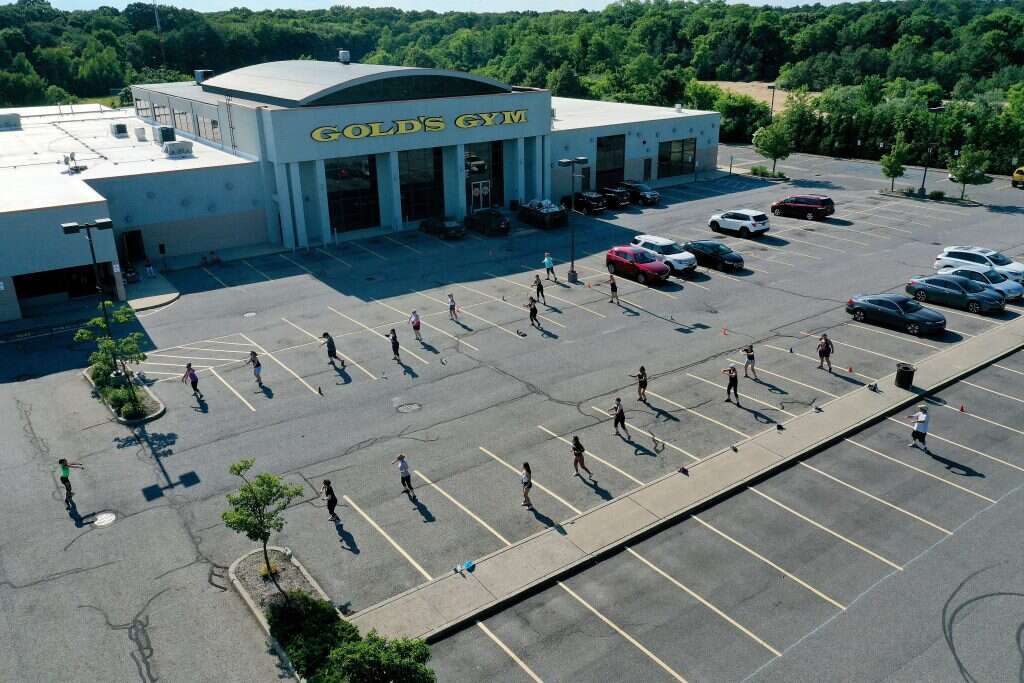 מתעמלות מחוץ למכון כושר באייסליפ, ניו יורק. | AFP