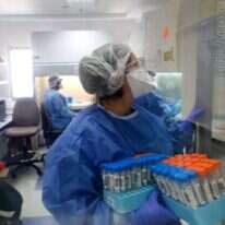 אבחון בדיקת קורונה במעבדת כללית בתל אביב. | AFP