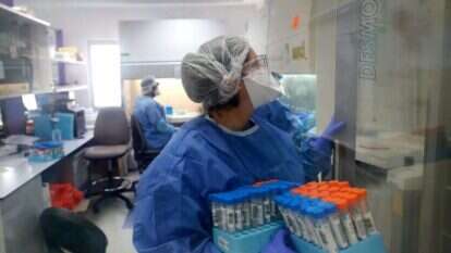 אבחון בדיקת קורונה במעבדת כללית בתל אביב. | AFP אבחון בדיקת קורונה במעבדת כללית בתל אביב. | AFP