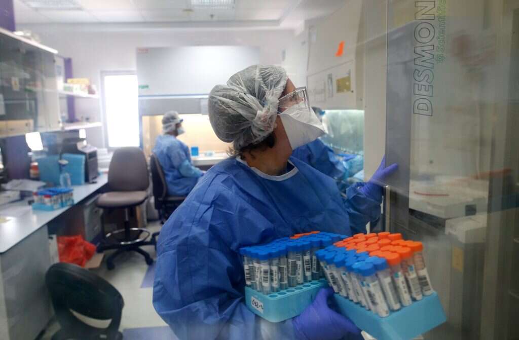 אבחון בדיקת קורונה במעבדת כללית בתל אביב. | AFP