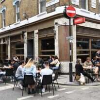 מבלים בסוהו בלונדון. | EPA