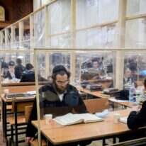 הקפדה מוחלטת על ריחוק. ישיבת גור בבני–ברק. | פלאש 90