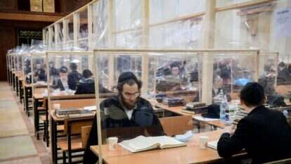 הקפדה מוחלטת על ריחוק. ישיבת גור בבני–ברק. | פלאש 90