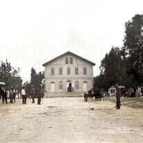 "לפני ירחים אחדים הצענו לכתה"ר את משרת הרבנות בראשון לציון וגם מרן אביו הגדול שליט"א כמעט שהסכים לזה, אבל כתה"ר מאן לקבל עליו את המשרה הזו". מתוך מכתב "החרדים מראשל"צ" לרצי"ה קוק. בית הכנסת ברחוב הרצל בראשון לציון, 1920 לערך. | מאוספי ביתמונה, אלבום זהבי