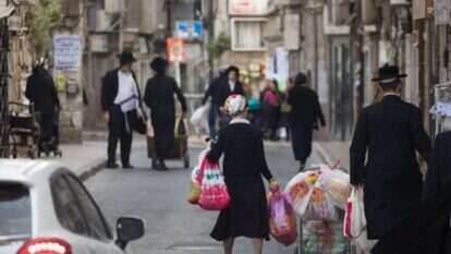 חרדים בשכונת מאה שערים. | יונתן זינדל, פלאש 90