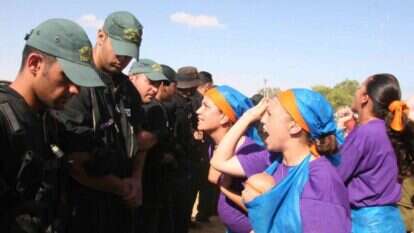 השירות הפסיכולוגי של צה"ל נרתם להכשרת חיילים נטולי רגשות. משחק תפקידים במהלך "הכנות מנטליות למשימת ההתנתקות". קיבוץ כרם שלום, 2005. | מרים צחי